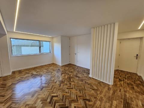 Apartamento T4 Excecional no Porto - Totalmente Renovado e Pronto a Habitar