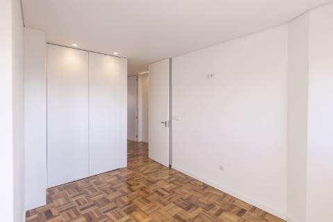 Apartamento T4 Excecional no Porto - Totalmente Renovado e Pronto a Habitar