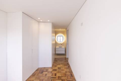 Apartamento T4 Excecional no Porto - Totalmente Renovado e Pronto a Habitar