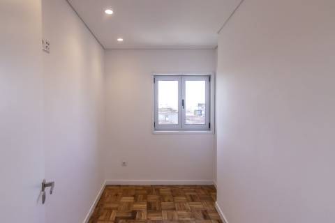 Apartamento T4 Excecional no Porto - Totalmente Renovado e Pronto a Habitar