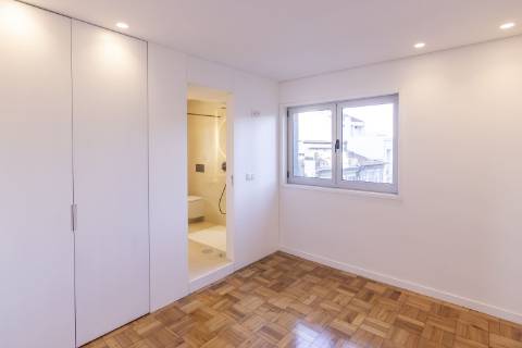 Apartamento T4 Excecional no Porto - Totalmente Renovado e Pronto a Habitar
