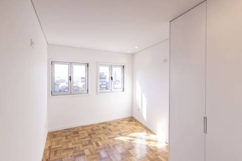 Apartamento T4 Excecional no Porto - Totalmente Renovado e Pronto a Habitar