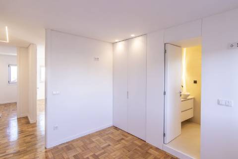 Apartamento T4 Excecional no Porto - Totalmente Renovado e Pronto a Habitar