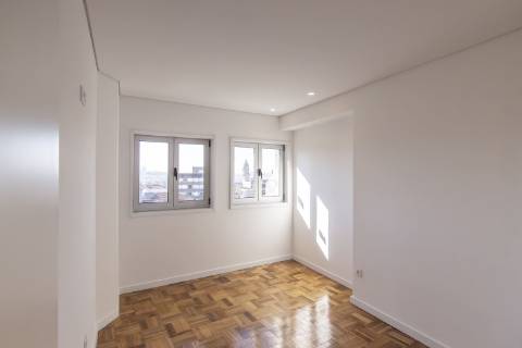 Apartamento T4 Excecional no Porto - Totalmente Renovado e Pronto a Habitar