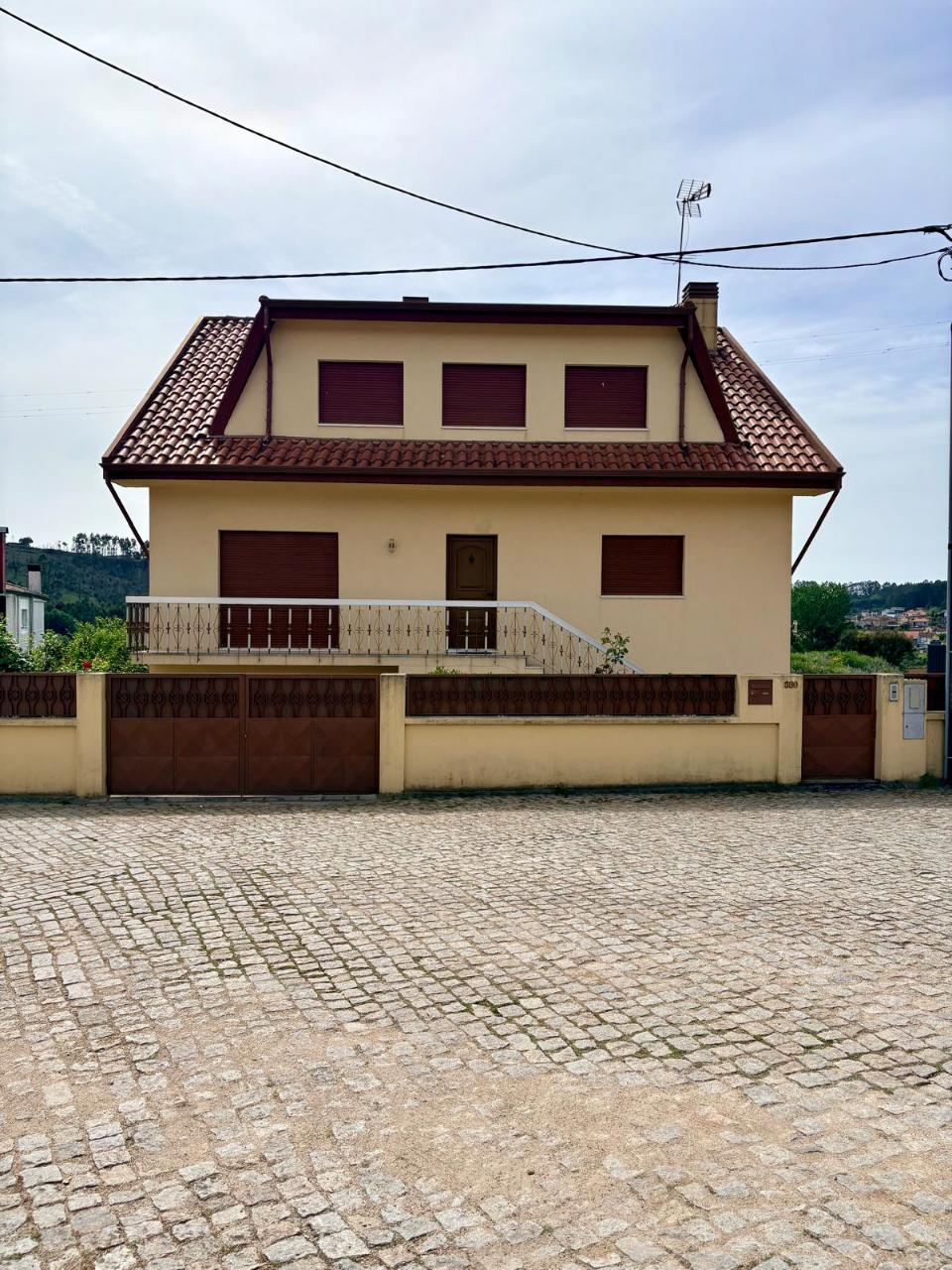 Alfena, Valongo Moradia bifamiliar | Terreno de 1.000 m² com possibilidade de piscina