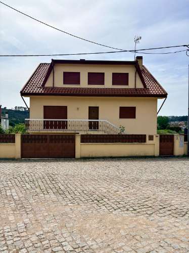 Alfena, Valongo Moradia bifamiliar | Terreno de 1.000 m² com possibilidade de piscina