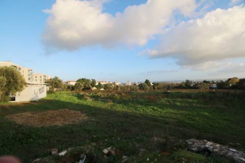 Terreno de 22.040m2 para construção de condomínio privado com 180 fogos e lojas em Torres Novas