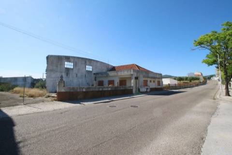 Armazéns para demolir e construção de prédios de 4 pisos - Alcanena