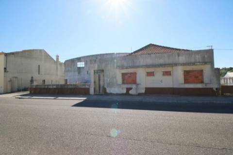 Armazéns para demolir e construção de prédios de 4 pisos - Alcanena