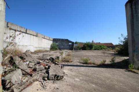 Armazéns para demolir e construção de prédios de 4 pisos - Alcanena