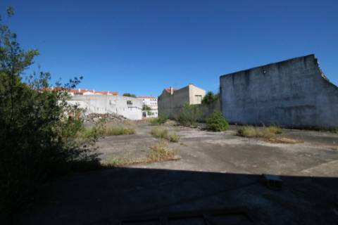 Armazéns para demolir e construção de prédios de 4 pisos - Alcanena