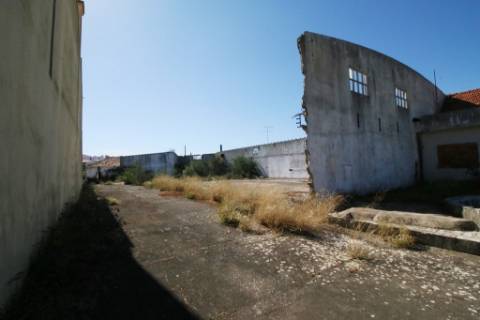Armazéns para demolir e construção de prédios de 4 pisos - Alcanena