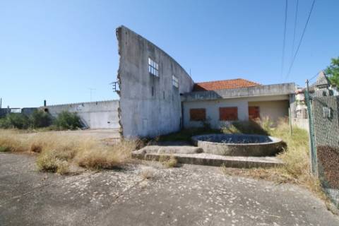 Armazéns para demolir e construção de prédios de 4 pisos - Alcanena