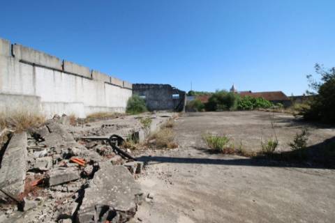 Armazéns para demolir e construção de prédios de 4 pisos - Alcanena