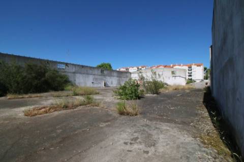 Armazéns para demolir e construção de prédios de 4 pisos - Alcanena