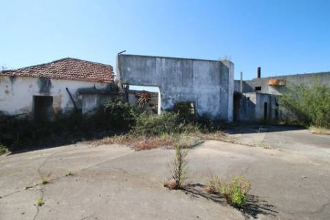 Armazéns para demolir e construção de prédios de 4 pisos - Alcanena