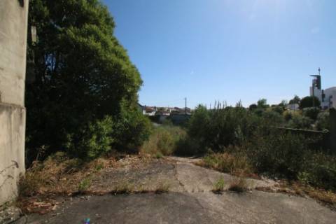 Armazéns para demolir e construção de prédios de 4 pisos - Alcanena