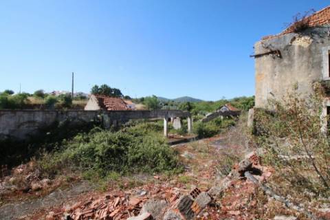 Armazéns para demolir e construção de prédios de 4 pisos - Alcanena