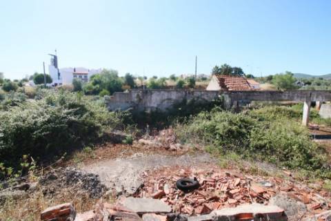 Armazéns para demolir e construção de prédios de 4 pisos - Alcanena