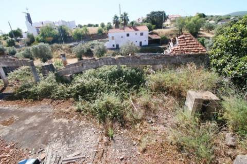 Armazéns para demolir e construção de prédios de 4 pisos - Alcanena