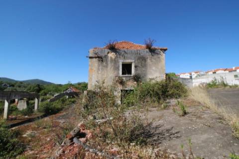 Armazéns para demolir e construção de prédios de 4 pisos - Alcanena