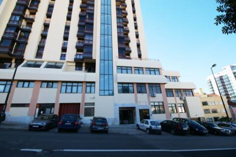 Escritório com 2.400m2 em 3 pisos e 19 parqueamentos no Restelo