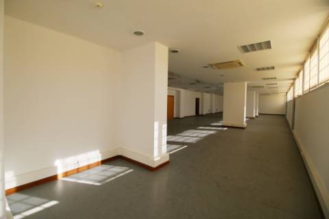 Escritório com 2.400m2 em 3 pisos e 19 parqueamentos no Restelo