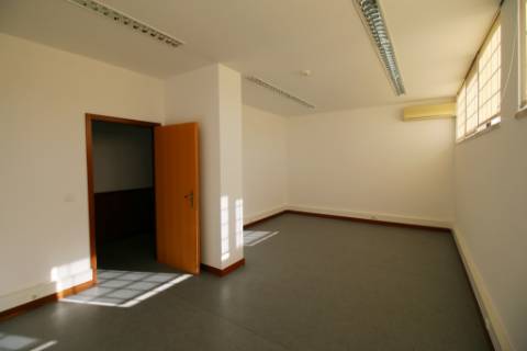 Escritório com 2.400m2 em 3 pisos e 19 parqueamentos no Restelo