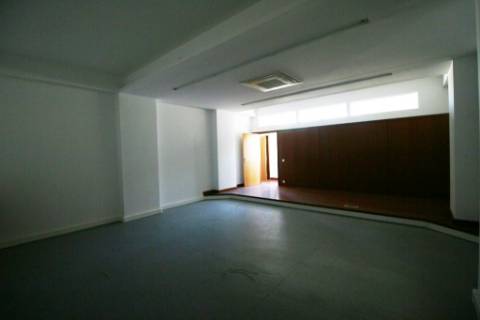 Escritório com 2.400m2 em 3 pisos e 19 parqueamentos no Restelo