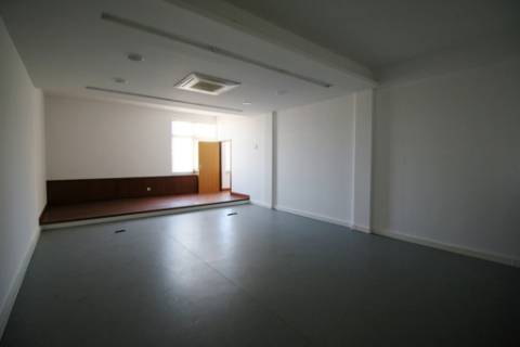 Escritório com 2.400m2 em 3 pisos e 19 parqueamentos no Restelo