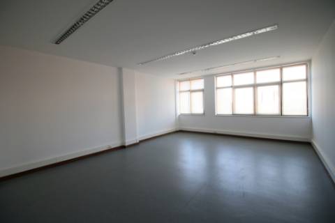 Escritório com 2.400m2 em 3 pisos e 19 parqueamentos no Restelo