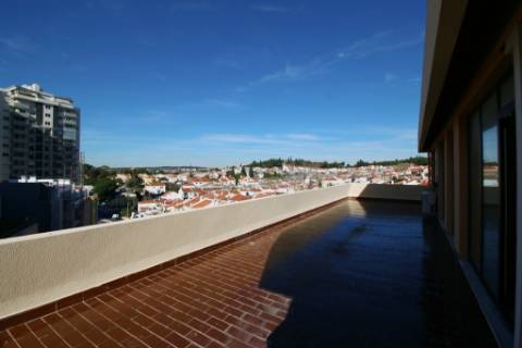 Escritório com 2.400m2 em 3 pisos e 19 parqueamentos no Restelo