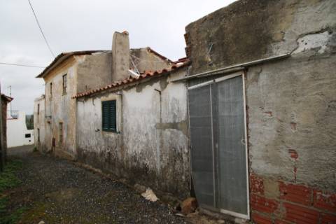 Moradia T3 para recuperar na Zimbreirinha - Envendos - Mação