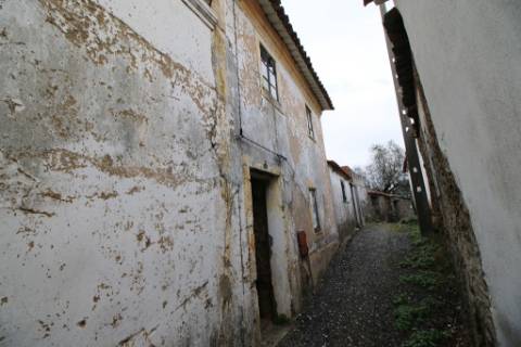 Moradia T3 para recuperar na Zimbreirinha - Envendos - Mação