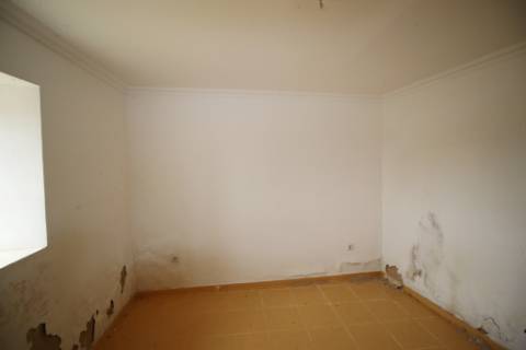 Moradia T3 para recuperar na Zimbreirinha - Envendos - Mação