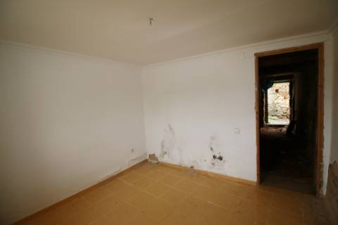 Moradia T3 para recuperar na Zimbreirinha - Envendos - Mação