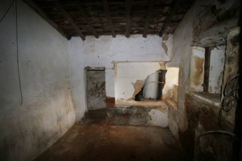 Moradia T3 para recuperar na Zimbreirinha - Envendos - Mação