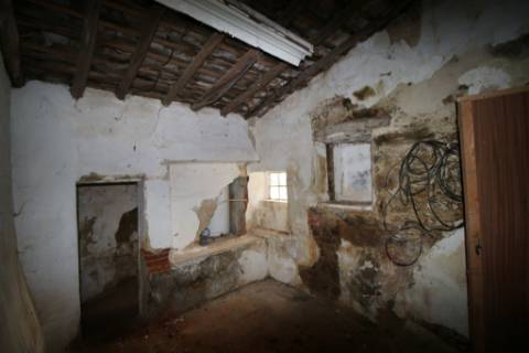 Moradia T3 para recuperar na Zimbreirinha - Envendos - Mação