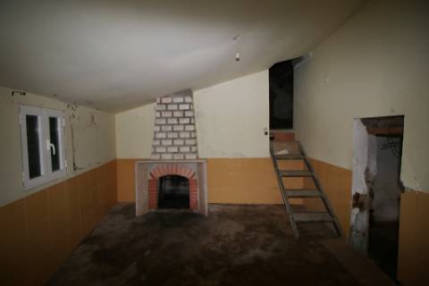 Moradia T3 para recuperar na Zimbreirinha - Envendos - Mação