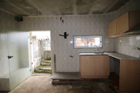 Moradia T3 para recuperar na Zimbreirinha - Envendos - Mação