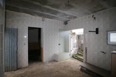 Moradia T3 para recuperar na Zimbreirinha - Envendos - Mação