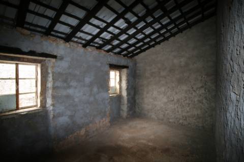 Moradia T3 para recuperar na Zimbreirinha - Envendos - Mação