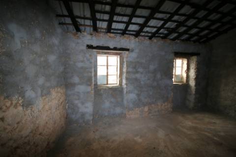 Moradia T3 para recuperar na Zimbreirinha - Envendos - Mação