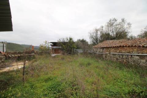 Moradia T3 para recuperar na Zimbreirinha - Envendos - Mação