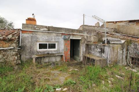 Moradia T3 para recuperar na Zimbreirinha - Envendos - Mação