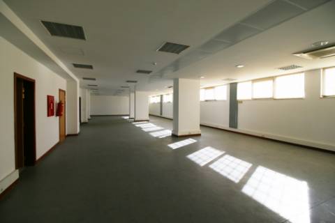 Escritório com 2.400m2 em 3 pisos e 19 parqueamentos no Restelo