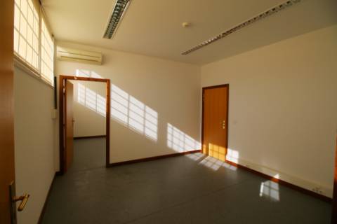 Escritório com 2.400m2 em 3 pisos e 19 parqueamentos no Restelo