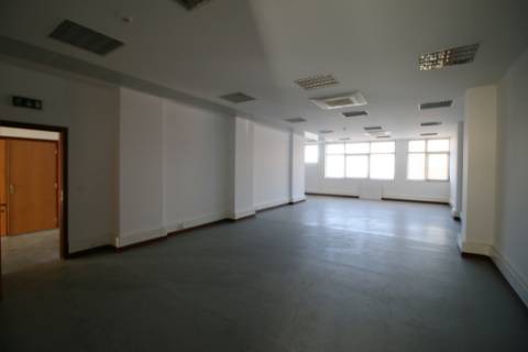 Escritório com 2.400m2 em 3 pisos e 19 parqueamentos no Restelo