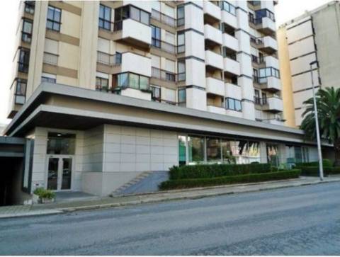 Antigo Ginásio com 7.036m2 e piscina no Porto