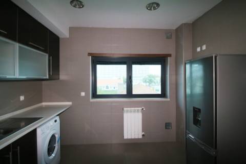 Apartamento T3 equipado, com 3 parqueamentos e arrecadação em S. Domingos - Santarém